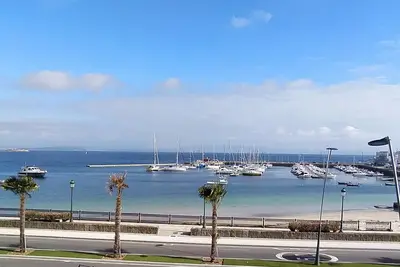 Image de Ribeira: 1 er plage avec de magnifiques vues de la ria de Arosa