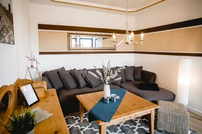 Image de Appartement inondé de lumière avec magnifique front de baie, emplacement calme à la périphérie