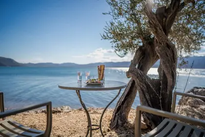 Image de Villa de luxe en pierre Ă Olive Groove, au bord de l'eau