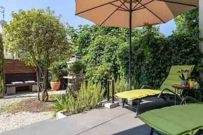 Idéal pour les familles, endroit calme, jardin avec grill, animaux acceptés.