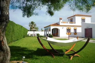 Image de Joliment meublé maison de vacances, 250m de la mer, grand jardin, terrasse sur le toit