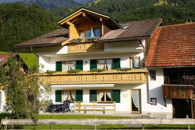 Image de Appartement avec espace bien-être de 600 m² dans l'hôtel voisin et billet de train de montagne été \/ automne