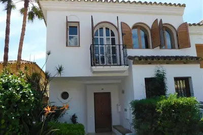 Image de Exceptionnelle maison de village avec piscine surplombant la mer
