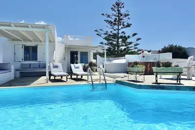 Image de Kamari Villa-F w / piscine privée et jacuzzi