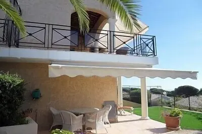 Image de Maison à 350 m de la mer, endroit calme, 6 personnes, 2 salles de bain, vue sur la baie de Saint Trope