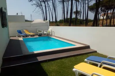 Image de \"Casa do Pátio\": Maison ensoleillée au bord de la mer sous la pinède