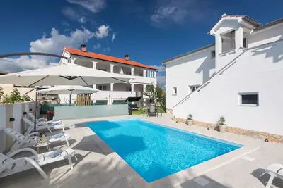 Apartement LiJan °1 avec piscine d'eau salée chauffée, aire de jeux pour enfants