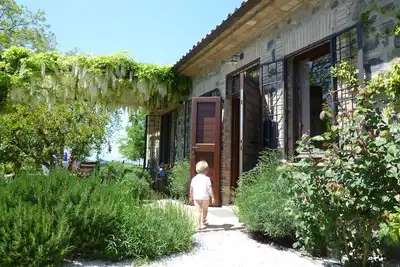 Image de Partie d'un domaine ombrien, rénovée avec goût près d'Orvieto et Bolsena
