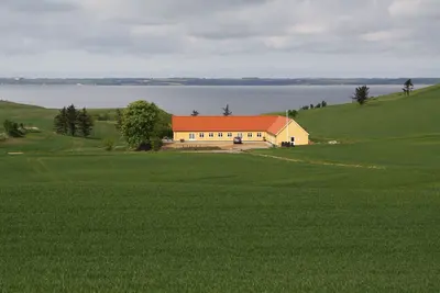 Image de Appartement \/ Mors. L'école du camp est situé dans une zone naturelle remarquable à seulement 400m de Hanklit.