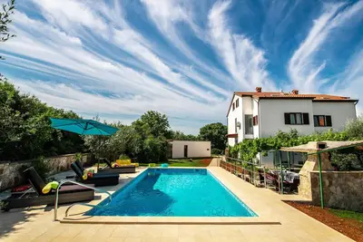 Image de Familial, piscine privée, parking, grand jardin, barbecue,