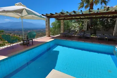 Image de villa moderne avec piscine d'eau salée, familiale, vue fantastique,