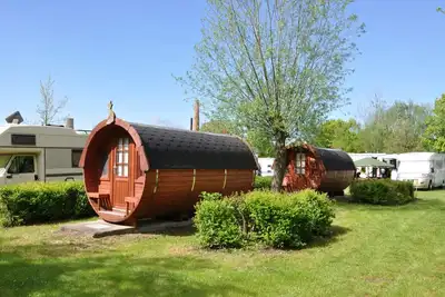 Image de Passez la nuit près de la nature - le tonneau de camping