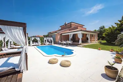 Image de Villa Mirna avec piscine privée près de la plage à Medulin!