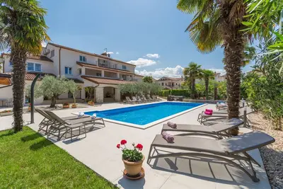 Image de Jardin avec piscine et grill, climatisation, WiFi, près de la plage