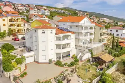 Image de appartement exclusif avec 3 chambres et une vue imprenable sur la mer dans la baie de Kvarner
