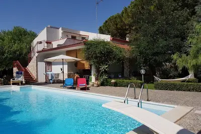 Image de Maison de vacances bien entretenue avec piscine et grand jardin en bord de mer