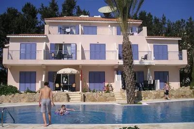 Image de Villa près de la piscine à Kato Paphos, Chypre avec toit-terrasse et Wi-Fi gratuit
