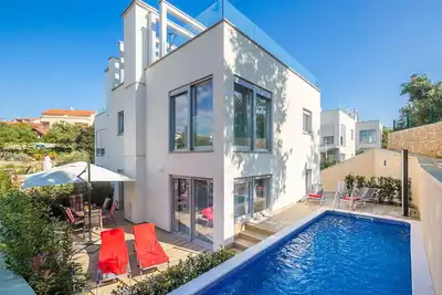 Image de Villa moderne avec piscine, terrasse sur le toit, jardin, à 400 mètres de la plage