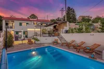 Image de Villa avec piscine, terrasse, barbecue, aire de jeux pour enfants, sauna et salle de gym