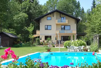 Image de Haus am Wald * Appartement avec piscine * Pelouse * Adapté aux enfants * Plage *