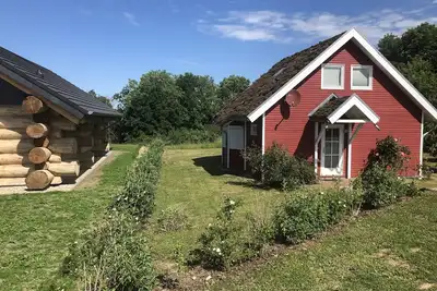 Image de Maison du lac norvégien à côté de la réserve naturelle