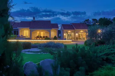 Image de Villa de luxe Gardena avec piscine privée et un beau jardin