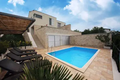 Image de Maison de vacances moderne avec piscine et vue fantastique sur la nature jusqu'Ă la mer