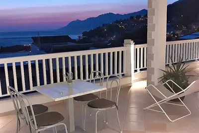 Image de Appartement \"Villa Bonaca\" avec une magnifique terrasse ensoleillée et vue sur la mer