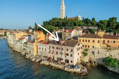 Image de Belle situation sur la mer au bord de la vieille ville-Rovinj