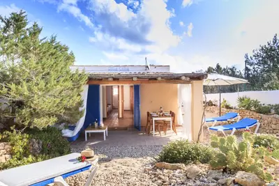 Image de Maison de bon goût, 2 chambres doubles, 2 salles de bains, grande terrasse, jardin avec douche extérieure,