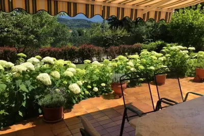 Image de Appartement de rêve avec une immense terrasse dans un emplacement de chalet avec une vue éloignée sur les Karawanken