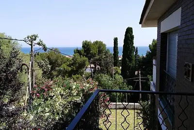 Image de Villa près de plage, jardin, terrasse très grande, plage adaptée aux enfants de sable fin