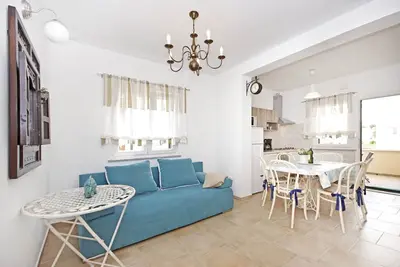 Image de Appartement confortable dans un quartier calme de Zaton, près de la plage / 100 m