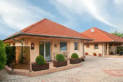 Image de Idylle familiale de haute qualité pour 4-8 personnes. , Piscine, climat, lac 1000m ', Saun