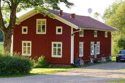 Image de A typical swedish timber house- red with white corners