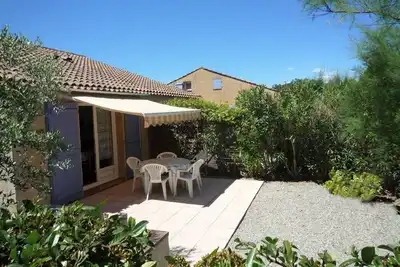 Image de maison avec jardin, entre mer et montagne