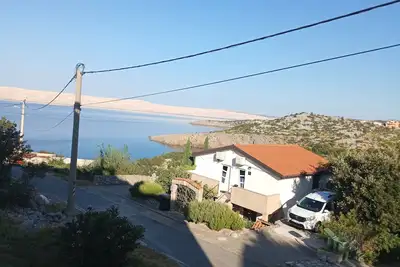 Image de Villa Luce. Appartement spacieux 70 m de la mer, avec vue sur la mer à Karlobag.
