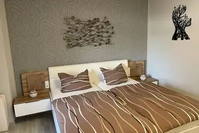 Image de bel appartement avec cuisine et une grande terrasse et de l'équipement de bébé