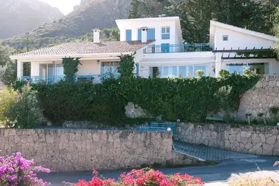 Image de Villa avec magnifique jardin et piscine privée à Karmi