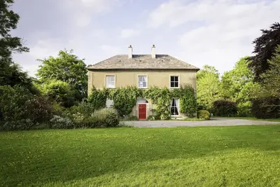Image de Manoir irlandais et chalet en un