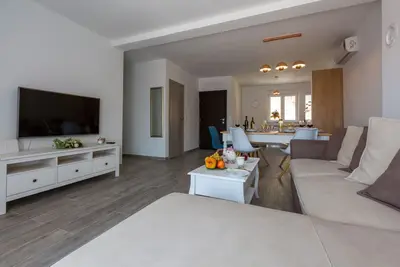 Image de Appartement neuf avec vue sur la mer dans le centre!