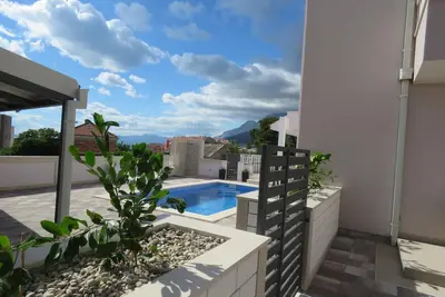 Image de La maison avec 6 chambres, 5 salles de bains, 3 gâteaux, 3 chambres simples et 3 salons, 2 terrasses, piscine, priv. parc