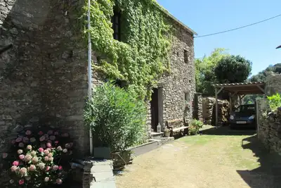 Image de Vacances romantiques entre mer et montagne, loin du tourisme de masse dans la ré
