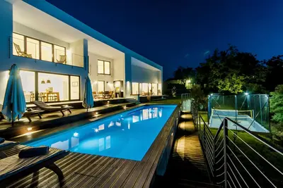 Image de Villa moderne avec piscine chauffée, bain à remous, terrain de volley et mini football