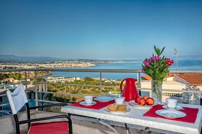 Image de Appartement avec vue sur la ville de La Canée et la mer
