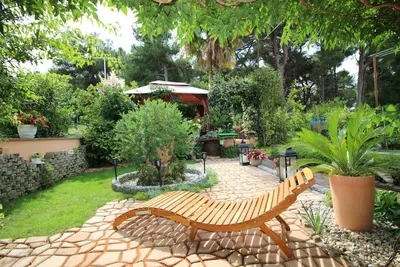 Image de Proche de la plage, jardin avec jacuzzi, barbecue et chaises longues