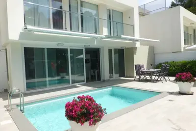 Image de Maison moderne, gr. Terrasse u. Piscine, tennis et golf en 4x d. Près