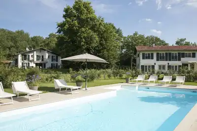 Image de 2 maisons basques sur 6. 000 m2 Vue magnifique Piscine chauffée  Climatisation