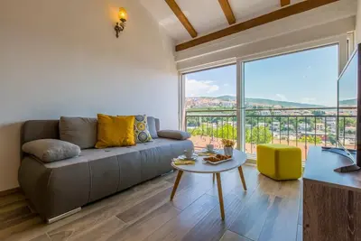 Appartement neuf avec vue mer au centre!