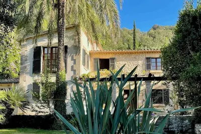 Image de Fermer local, maison de charme, quartier très calme avec un beau jardin et piscine